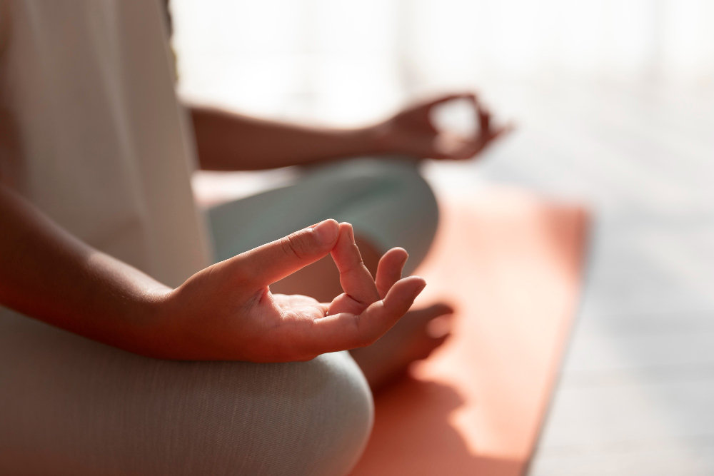 Ce este meditația și cum te poate ajuta să îți reduci stresul și să îți crești fericirea