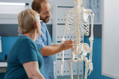Ce este osteoporoza, care sunt cauzele, simptomele și tratamentele ei