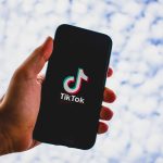 Rolul tendințelor pe TikTok în promovarea afacerii tale în 2025