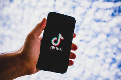 Rolul tendințelor pe TikTok în promovarea afacerii tale în 2025