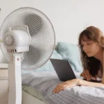 ventilator cu picior modern în living