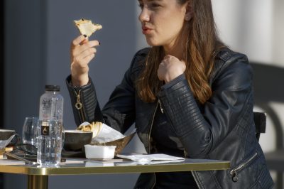 Ce tip de sacou se potrivește cu jeanși